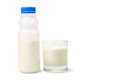 塑料瓶牛奶玻璃牛奶孤立的白色