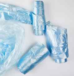 蓝色的塑料袋垃圾白色背景