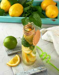 喝柠檬水玻璃瓶成熟的新鲜的柠檬
