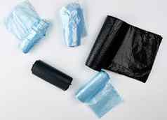 黑色的蓝色的塑料袋垃圾白色背景
