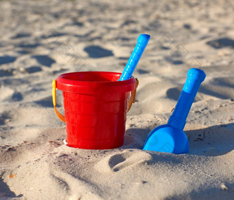 红色的<strong>塑料桶</strong>蓝色的耙铲沙子