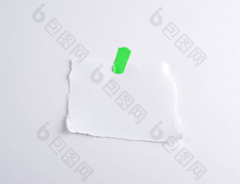 撕裂白色一块纸粘绿色Velcro是一个粘扣带或魔术贴品牌的商标。Velcro?是Velcro BVBA的注册商标