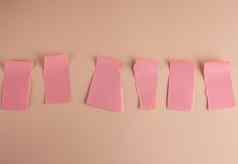 粉红色的纸贴纸粘贴墙撕裂一半