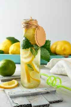 软喝柠檬水玻璃瓶成熟的新鲜的柠檬
