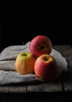 群新鲜的红色的苹果谎言灰色的亚麻餐巾