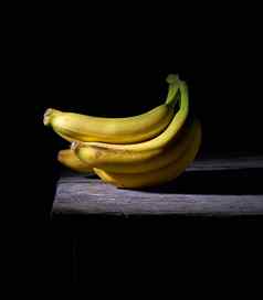 群黄色的未剥皮的成熟的香蕉