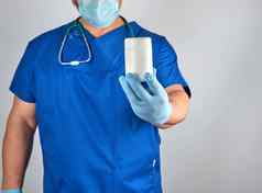 医生蓝色的统一的持有塑料白色Jar药片