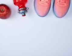 粉红色的体育运动鞋红色的水瓶