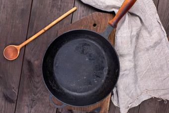 空黑色的轮锅木处理木勺子