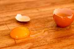 生破碎的颜色蛋黄色的蛋黄鸡生农场鸡蛋