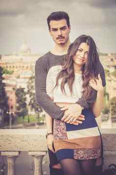 假期罗马美丽的可爱的年轻的意大利夫妇拥抱相机