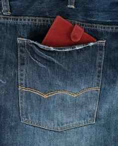 棕色（的）皮革钱包回来口袋里蓝色的牛仔裤