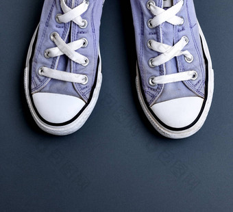 一对老生常谈的纺织淡紫色运动鞋白色鞋带