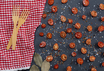 叉红色的餐巾一半红色的樱桃西红柿
