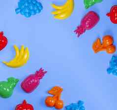 五彩缤纷的塑料玩具水果