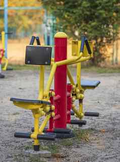 红色的铁体育模拟器公共城市公园