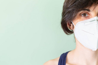 肖像高加索人女人穿保护面具冠状病毒