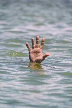 手势溺水男人。