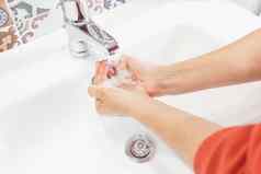 女人洗手卫生地肥皂水槽
