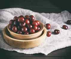 成熟的红色的樱桃棕色（的）木碗棕色（的）表格
