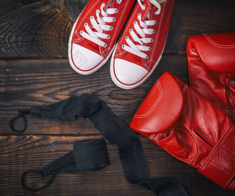 红色的皮革拳击手套纺织运动鞋