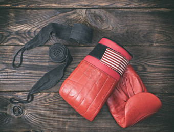 红色的皮革拳击手套黑色的绷带