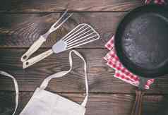 空黑色的铸铁煎锅烹饪餐具