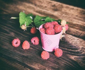 成熟的红色的树莓<strong>铁桶</strong>