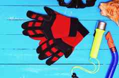 红色的手套潜水体育设备