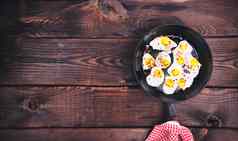 炸鹌鹑鸡蛋铸铁黑色的煎锅