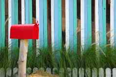 红色的邮箱五彩缤纷的板条背景