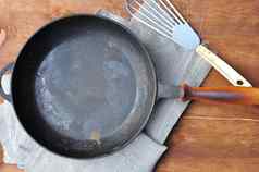 空黑色的铸铁煎锅铁抹刀表格