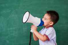 孩子男孩幼儿园学前教育学生统一的说话用力推