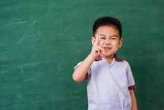 孩子幼儿园学生统一的微笑绿色斯科