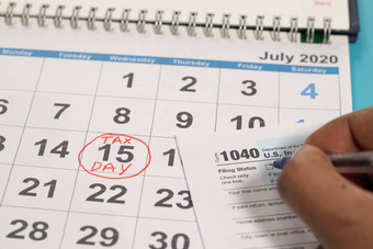概念填充税形式的最后期限7月7月标志着税一天日历背景