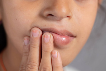 极端的关闭孩子触摸的口概念显示防止避免触碰口保护科维德冠状病毒传播爆发不触摸口