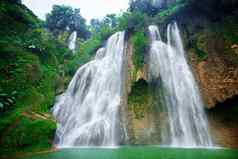 美丽的瀑布泰国