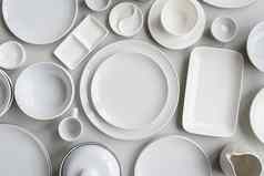 桩白色陶瓷菜餐具前视图灰色的背景