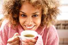 关闭美丽的年轻的非洲美国女人喝杯茶