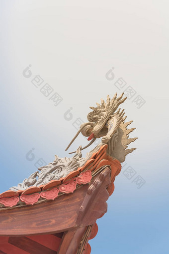 向上视图典型的<strong>飞檐</strong>屋顶龙头雕塑红色的瓷砖屋顶越南