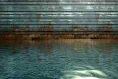 生锈的金属墙水表面