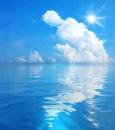 蓝色的天空白色云太阳海