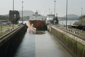 大货物船进入de Miraflores锁<strong>巴拿马</strong>运河向上