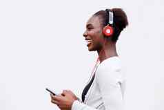 配置文件快乐年轻的黑色的女人听音乐聪明的电话耳机