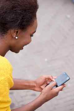年轻的黑色的女人持有手机屏幕