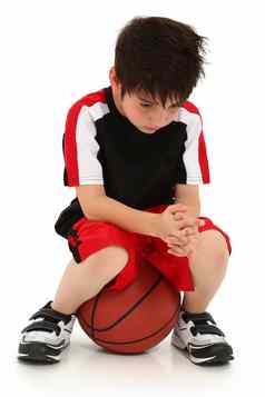 伤心男孩失去了篮球游戏