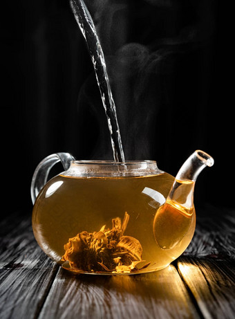 热水倒玻璃茶壶中国人茶