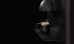 表示咖啡机光滑的黑色的闪亮的金属