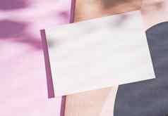 平躺品牌身份空白明信片粉红色的背景