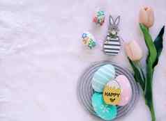 快乐复活节概念木兔子色彩斑斓的复活节鸡蛋